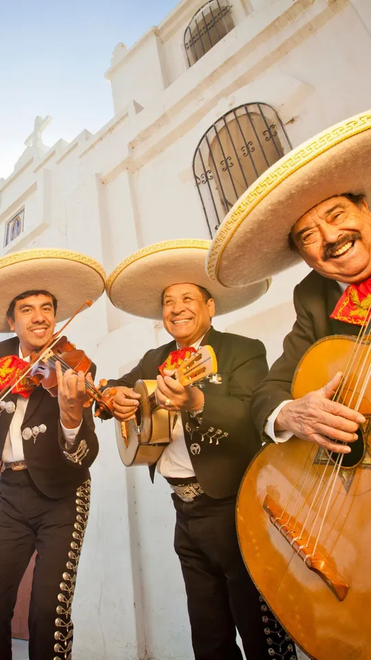 Gruppo di 3 mariachi con sombrero e strumenti musicali